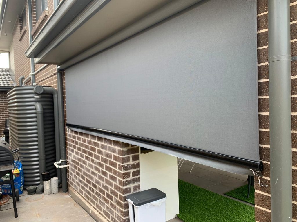 Gearbox operated straight drop outdoor blinds